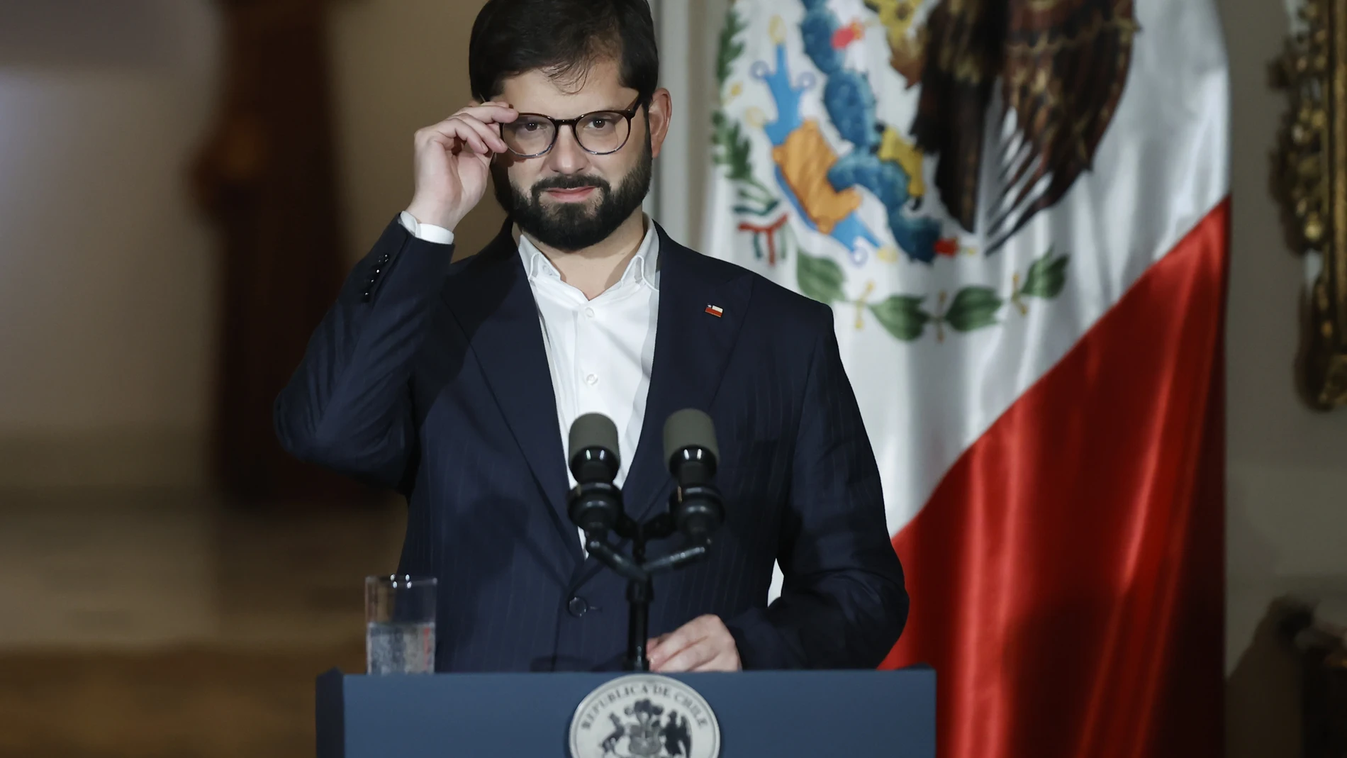 CH0. SANTIAGO (CHILE), 10/09/2023.- El presidente de Chile, Gabriel Boric, habla hoy durante una declaración conjunta en el Palacio de La Moneda, en Santiago (Chile). Boric recalcó la calidad humana del embajador mexicano que, en 1973, "dio asilo a miles de chilenos que fueron privados de su patria". EFE/ Elvis González