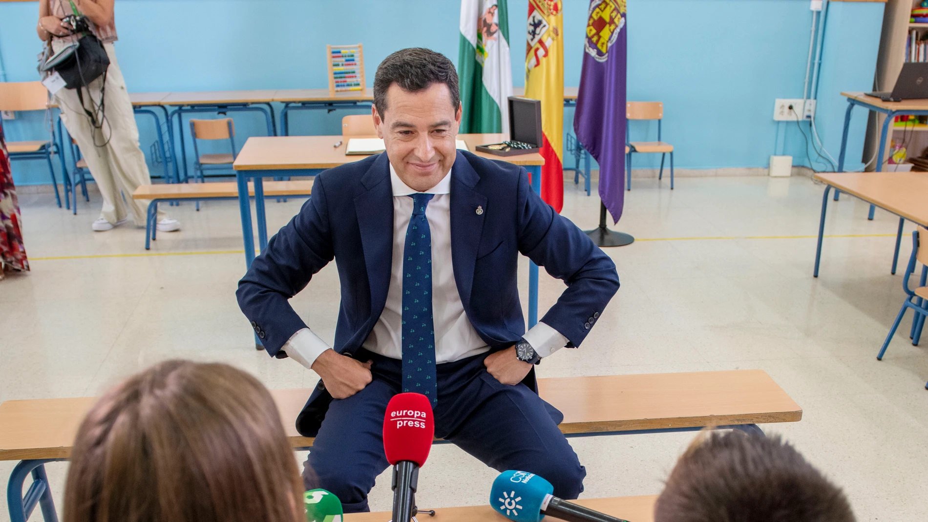 GRAFAND4910. JAÉN, 11/09/2023.- El Presidente de la Junta de Andalucía, Juanma Moreno, ces "entrevistado" por dos alumnos en una de las clases del CEIP Cándido Nogales de Jaén, donde ha participado hoy lunes en la apertura del curso escolar. EFE/ José Manuel Pedrosa
