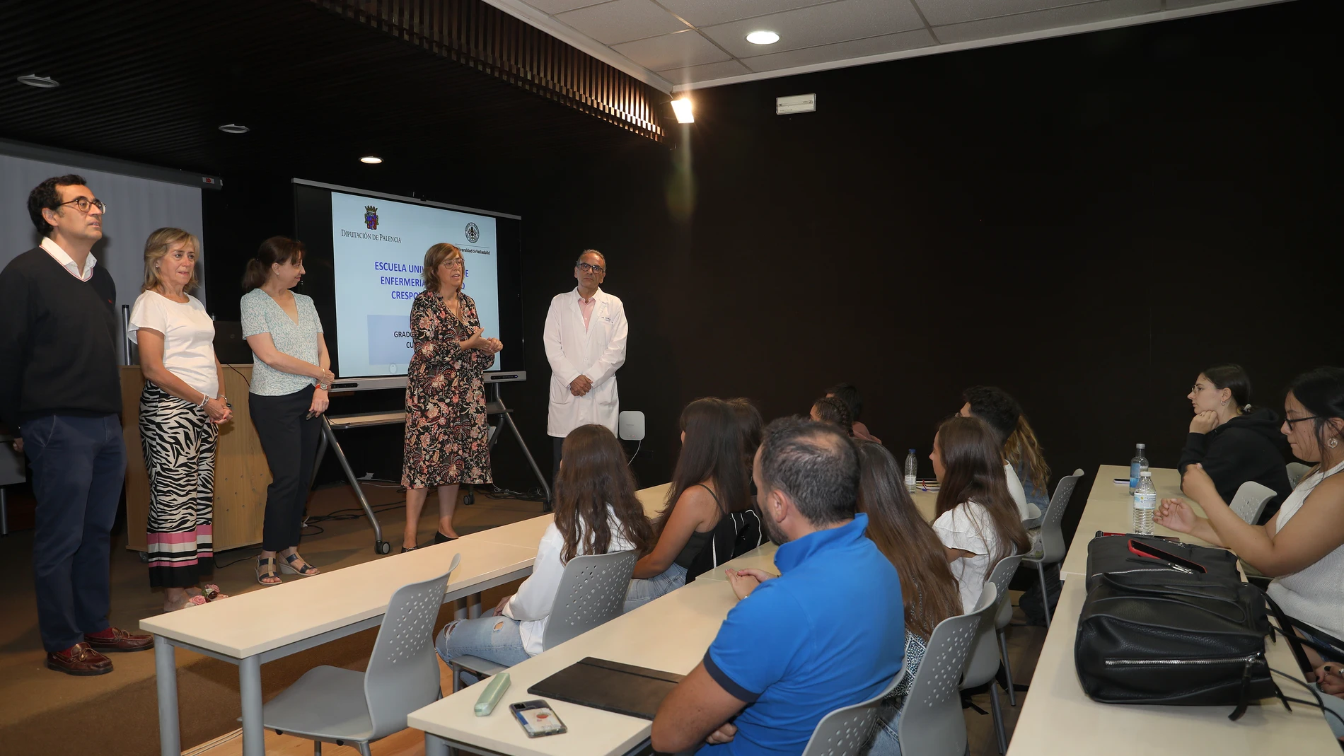 a presidenta de la Diputación, Ángeles Armisén(D) ; junto al director de la Escuela de Enfermería, José Antonio Iglesias; y de la directora del centro de la UNED, Elena Nevares, visita el resultado de la adaptación de las dependencias del edificio para acoger a los alumnos de la Escuela de Enfermería, Doctor Dacio Crespo, dependiente de la institución provincial