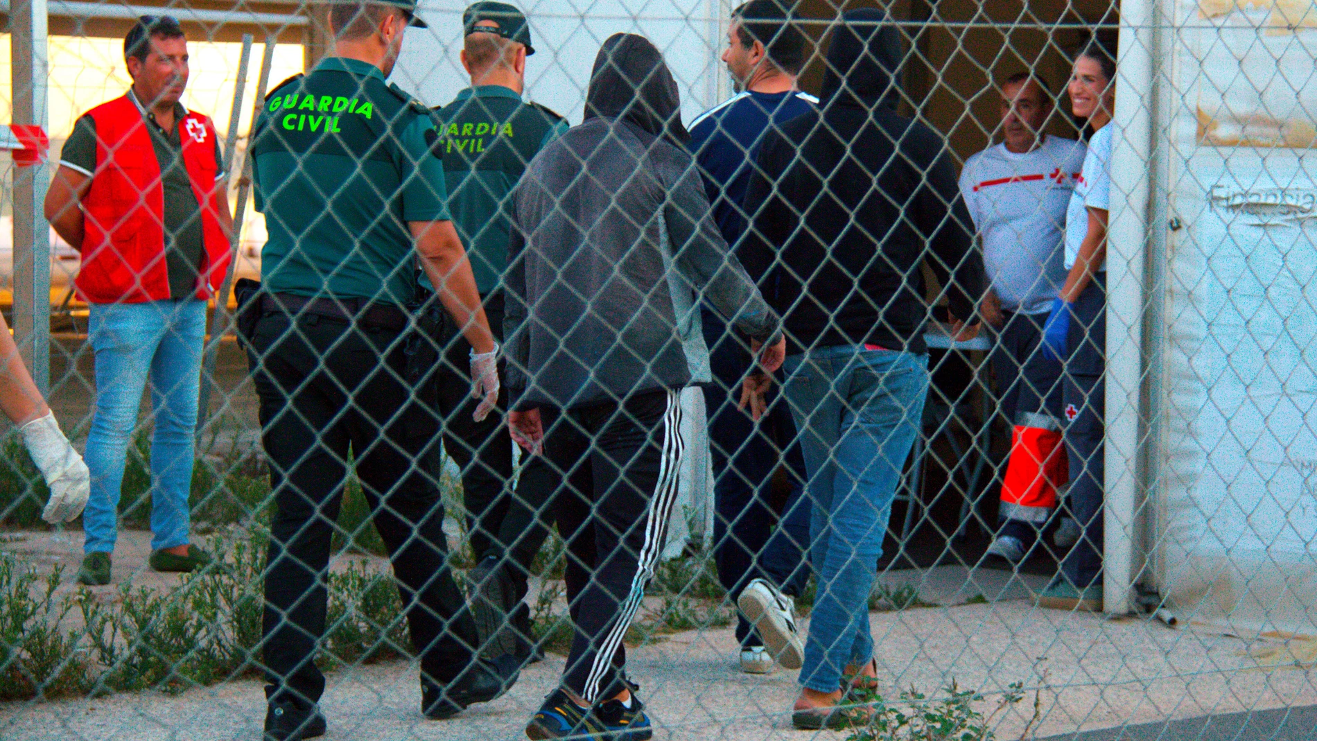 GRAFAND4899. MOTRIL (GRANADA), 11/09/2023.- Miembros de Salvamento Marítimo y el Servicio Marítimo de la Guardia Civil han rescatado este lunes a 28 personas de origen magrebí, entre ellos un menor, que navegaban en una embarcación de fibra que fue avistada por las cámaras del Servicio Integral de Vigilancia Exterior (SIVE) a unos 10 kilómetros (5 millas náuticas) de la costa de Granada. EFE/ Alba Feixas