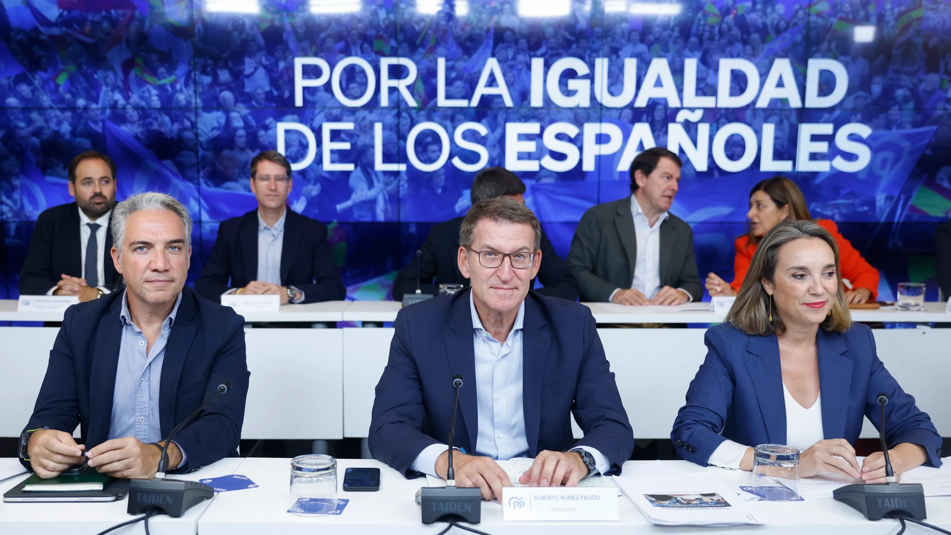 El presidente del PP Alberto Núñez Feijóo (d), este lunes durante la reunión de Junta Directiva Nacional en Madrid.