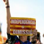 GRAFCAT3825. BARCELONA, 11/09/2023.- Miles de personas participan en la manifestación independentista convocada por la ANC con motivo de la Diada del 11 de septiembre, que ha comenzado en Barcelona como cada año a la simbólica hora 17:14, esta vez con la asistencia de ERC, además de JxCat y la CUP, y en un contexto de negociación de la investidura del próximo presidente del Gobierno. EFE/Enric Fontcuberta