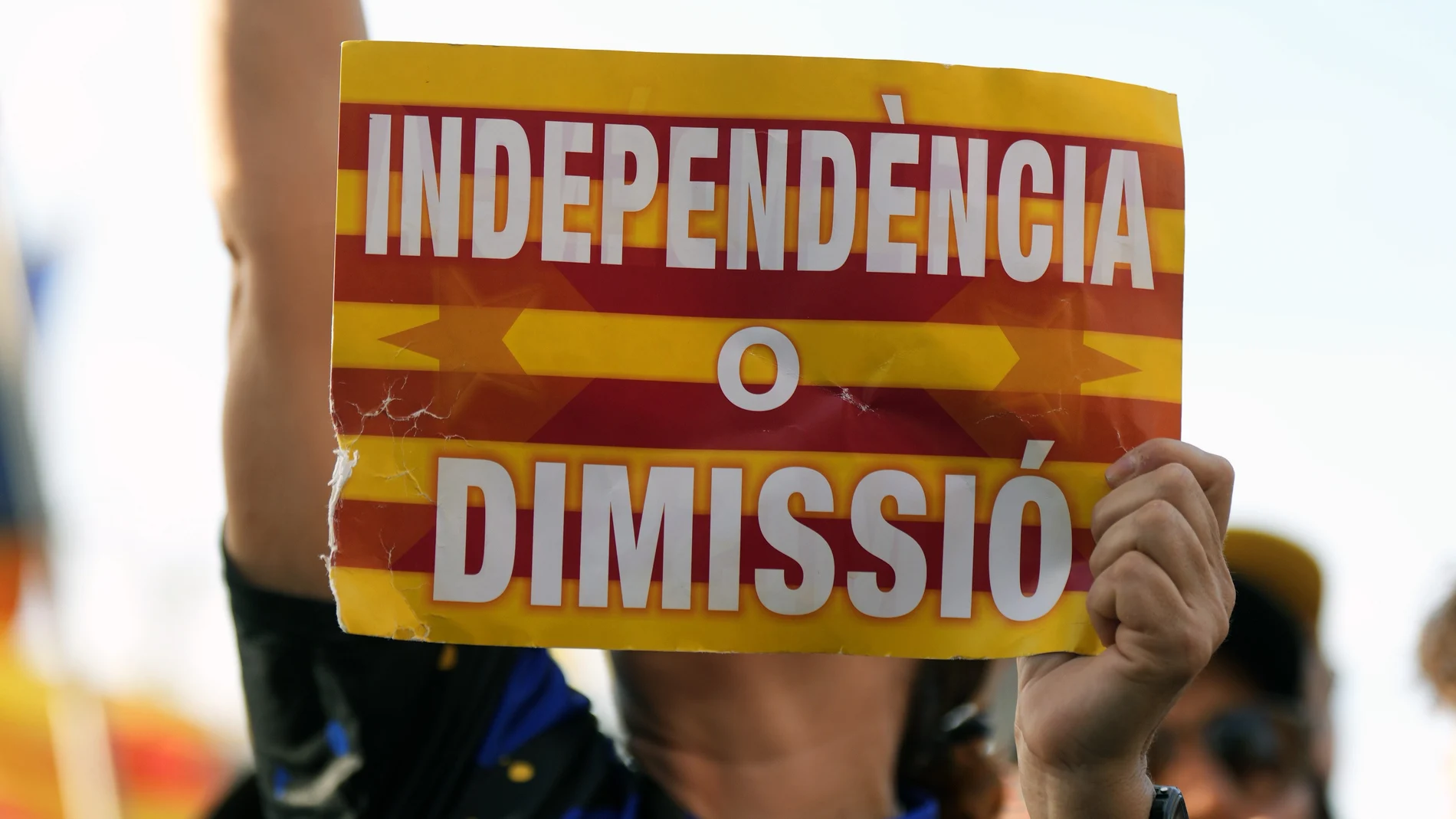 GRAFCAT3825. BARCELONA, 11/09/2023.- Miles de personas participan en la manifestación independentista convocada por la ANC con motivo de la Diada del 11 de septiembre, que ha comenzado en Barcelona como cada año a la simbólica hora 17:14, esta vez con la asistencia de ERC, además de JxCat y la CUP, y en un contexto de negociación de la investidura del próximo presidente del Gobierno. EFE/Enric Fontcuberta