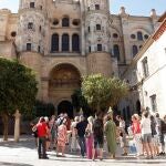 Varios turistas pasean por Málaga capital