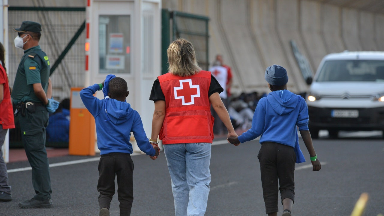 Canarias activa más de 100 expedientes y prioriza a los menores llegados tras la contingencia del 29 de agosto