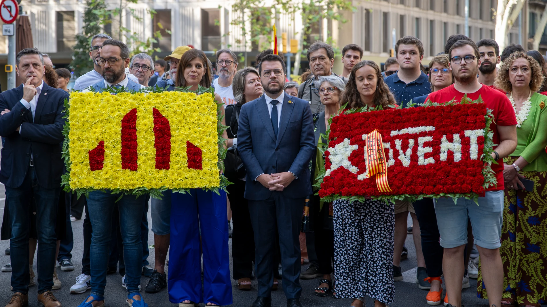 El hasta ahora conseller de Territorio, Juli Fernàndez (2i), y la secretaria general adjunta y portavoz de ERC, Marta Vilalta (3i), sujetan una ofrenda para colocarla ante el monumento de Rafael Casanova con motivo de la Diada, Día de Catalunya, a 11 de septiembre de 2023, en Barcelona, Catalunya (España). Hoy Cataluña celebra su tradicional Diada y uno de sus actos tradicionales son las ofrendas de instituciones, partidos y sindicatos al monumento de Rafael Casanova a primera hora de la mañ...