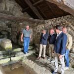 El consejero Suárez-Quiñones durante su visita en Villablino al pilón del Camino de Quiñones
