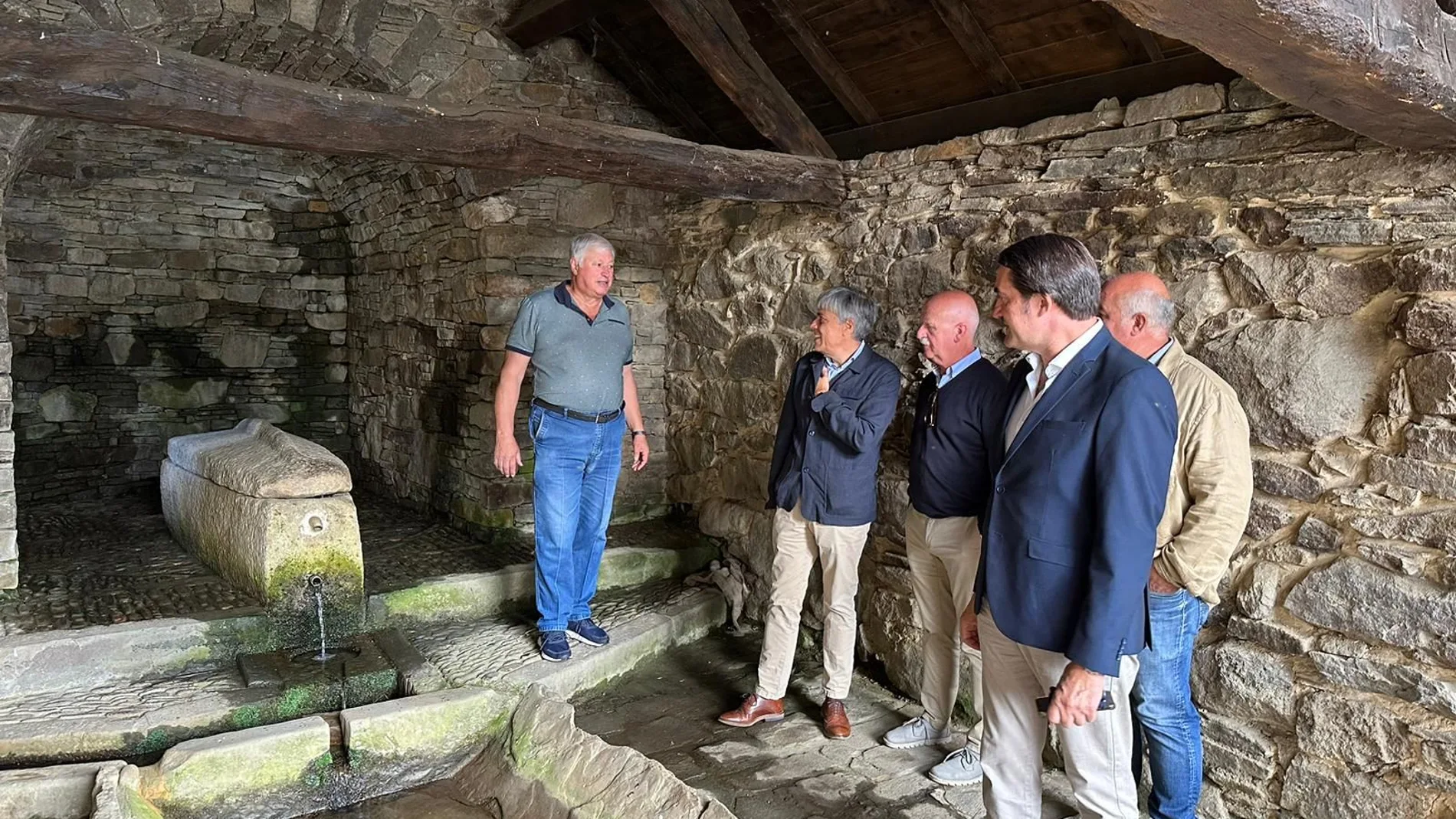 El consejero Suárez-Quiñones durante su visita en Villablino al pilón del Camino de Quiñones