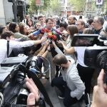 Mañueco atiende a la prensa antes de entrar a la sede del PP en la calle Génova de Madrid