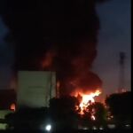 Espectacular incendio cerca del aeropuerto de Sevilla