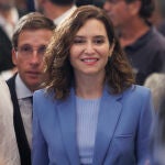 Ayuso presenta un desayuno informativo protagonizado por el presidente de la Cámara Oficial de Comercio de Madrid