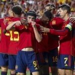 Los jugadores de España celebran el gol de Gavi