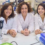 Ana Vivancos, jefa del laboratorio de Genómica del Cáncer del VHIO, Cristina Saura, jefa de la Unidad de Mama de Vall Hebron, y Carolina Ortiz, investigadora del Grupo de cáncer de mama de VHIO 