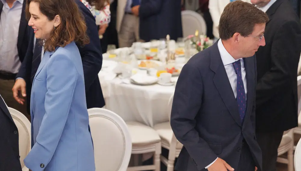 Ayuso presenta un desayuno informativo protagonizado por el presidente de la Cámara Oficial de Comercio de Madrid