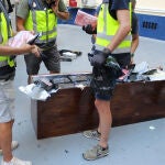 Algunos de los 185 ladrillos que contenían un total de 200 kilos de cocaína ocultas en muebles de una falsa mudanza desde Panamá a Valencia