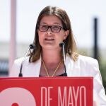 La alcaldesa de Móstoles, Noelia Posse, interviene durante el acto de homenaje a los Héroes de la Independencia, en la Plaza del Pradillo, a 2 de mayo de 2023, en Móstoles.