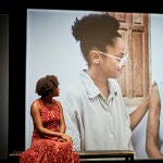 La directora brasileña (León de Oro en la Bienal de Venecia) vuelve a unir cine y teatro sobre el escenario