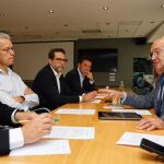 El alcalde de Valladolid, Jesús Julio Carnero, durante la reunión en la fábrica de Michelin