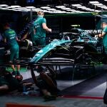 Los mecánicos de Aston Martin trabajan en el box del circuito de Singapur