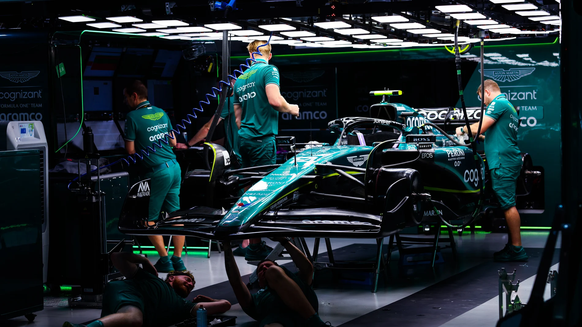 Los mecánicos de Aston Martin trabajan en el box del circuito de Singapur