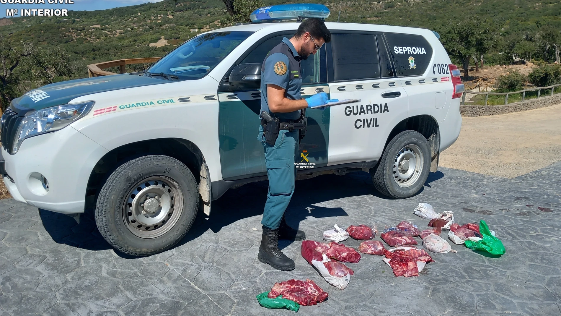 Un guardia civil supervisa el material incautado