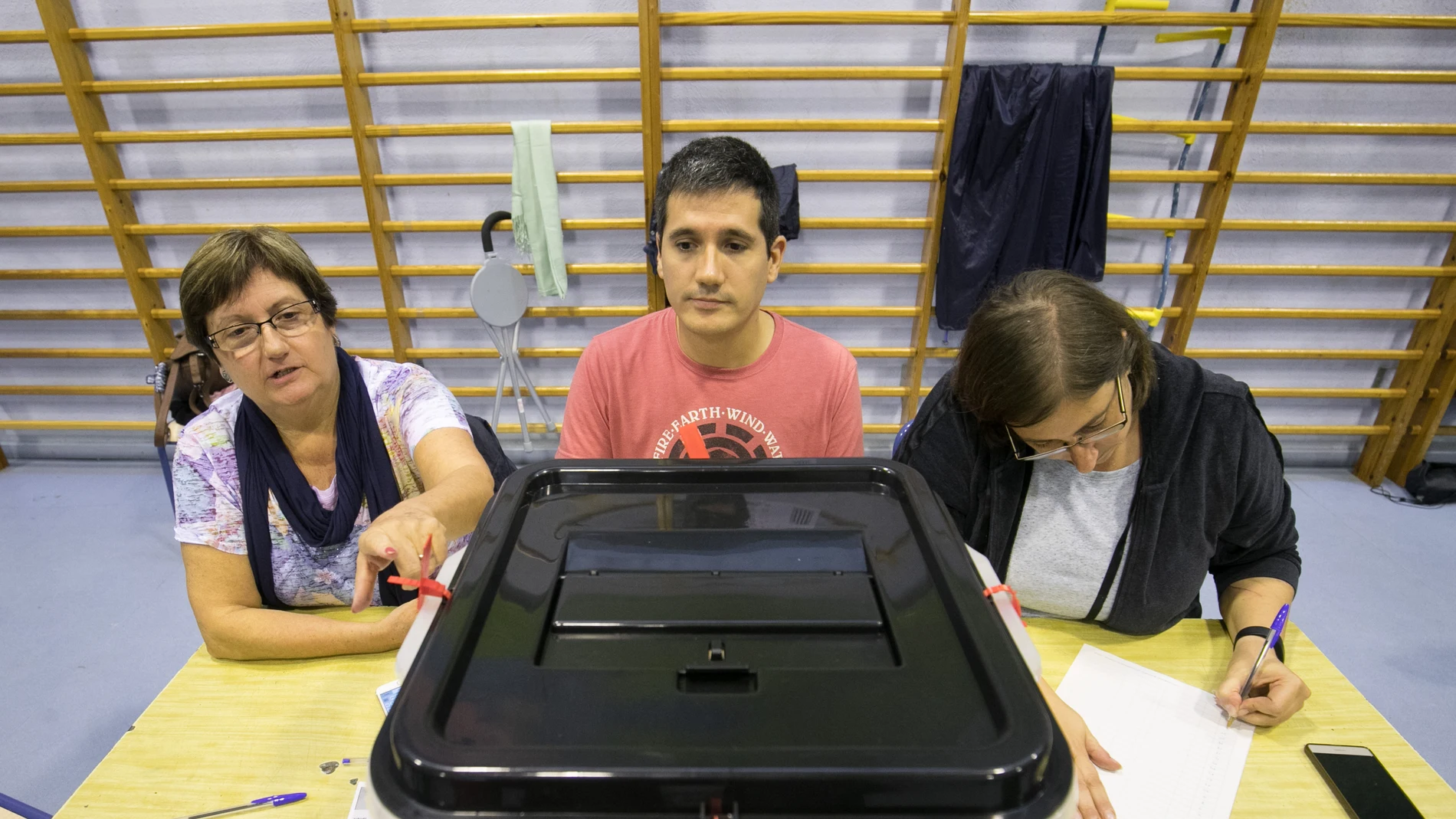 Votación del referéndum de independencia de Cataluña en un colegio de Barcelona, el 1 de octubre de 2017.