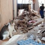 Vista de una calle próxima al Palacio Badia de Marrakech invadida de escombros.