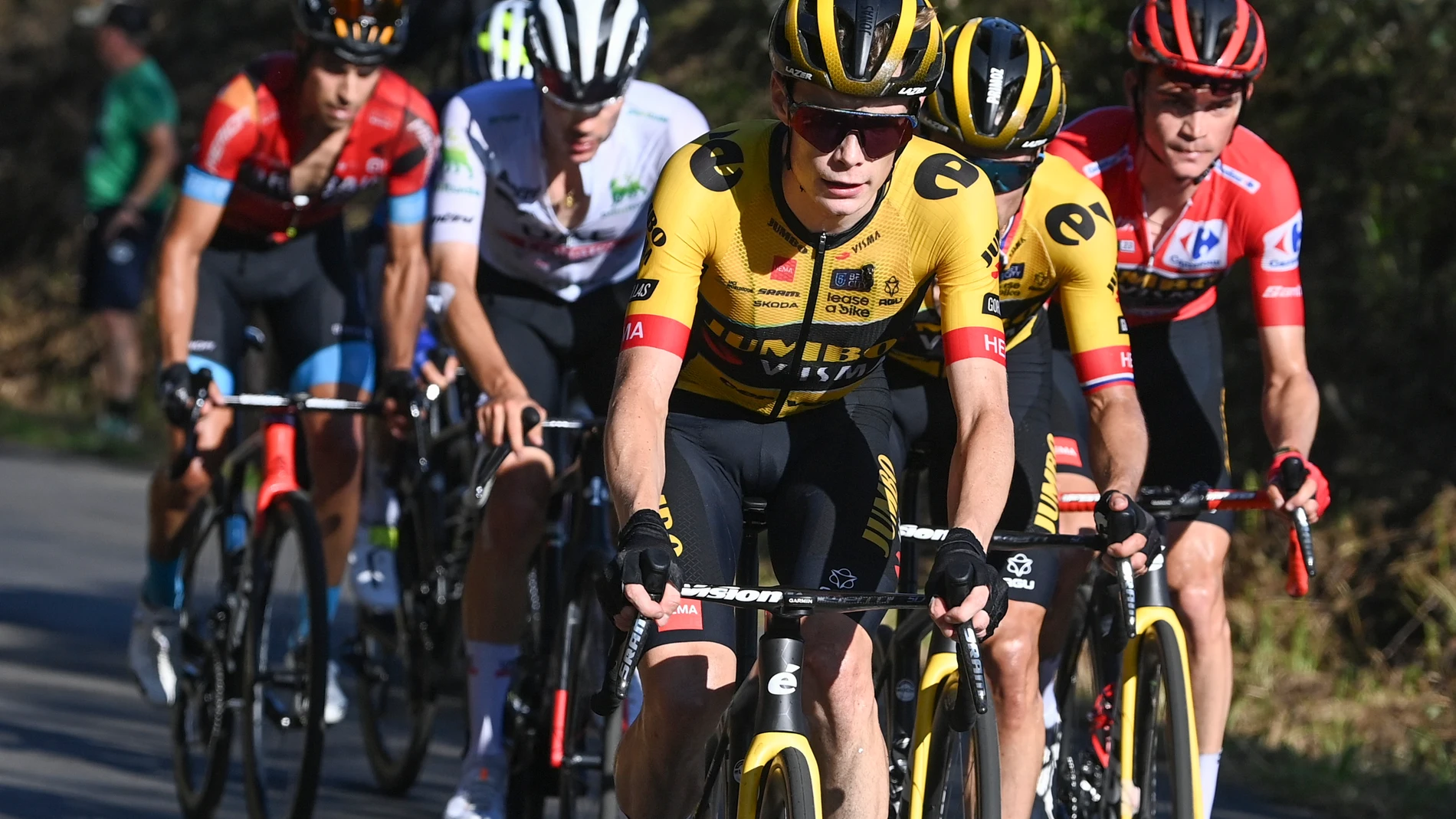 LA CRUZ DE LINARES, 14/09/2023.- El ciclista danés Jonas Vingegaard (c) del equipo Jumbo-Visma durante la decimoctava etapa de la Vuelta Ciclista a España disputada este jueves entre Pola de Allande y La Cruz de Linares, de 179 kms de recorrido. EFE/ Pool Tim De Waele / Getty Images