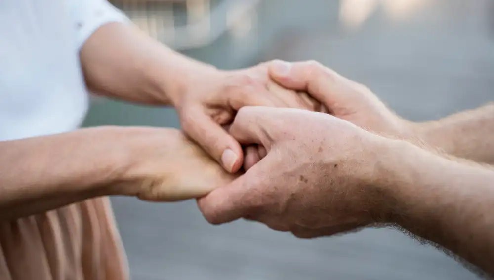 Pareja con alzheimer que se apoya mutuamente