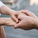 Pareja con alzheimer que se apoya mutuamente
