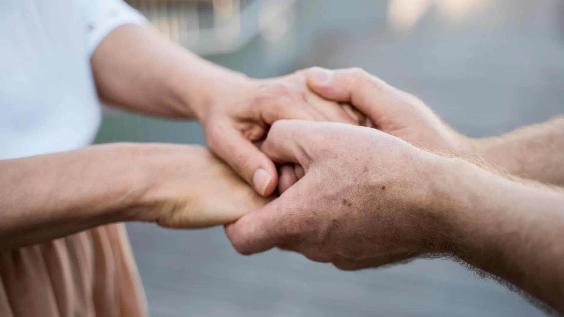 Pareja con alzheimer que se apoya mutuamente