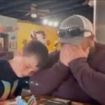 Un niño hace llorar de emoción a su padrastro al pedirle llevar su apellido