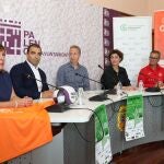 El concejal de Actividad Físico-Deportiva y Salud, Orlando Castro(C), acompañado por la presidenta de la AECC de Palencia, Rosa María Andrés Carbajal(I), y por el presidente del Club de Atletismo Saborea Cuatro Cantones, Mariano Calvo(D), entre otros, presenta la XI Carrera Contra el Cáncer de Palencia