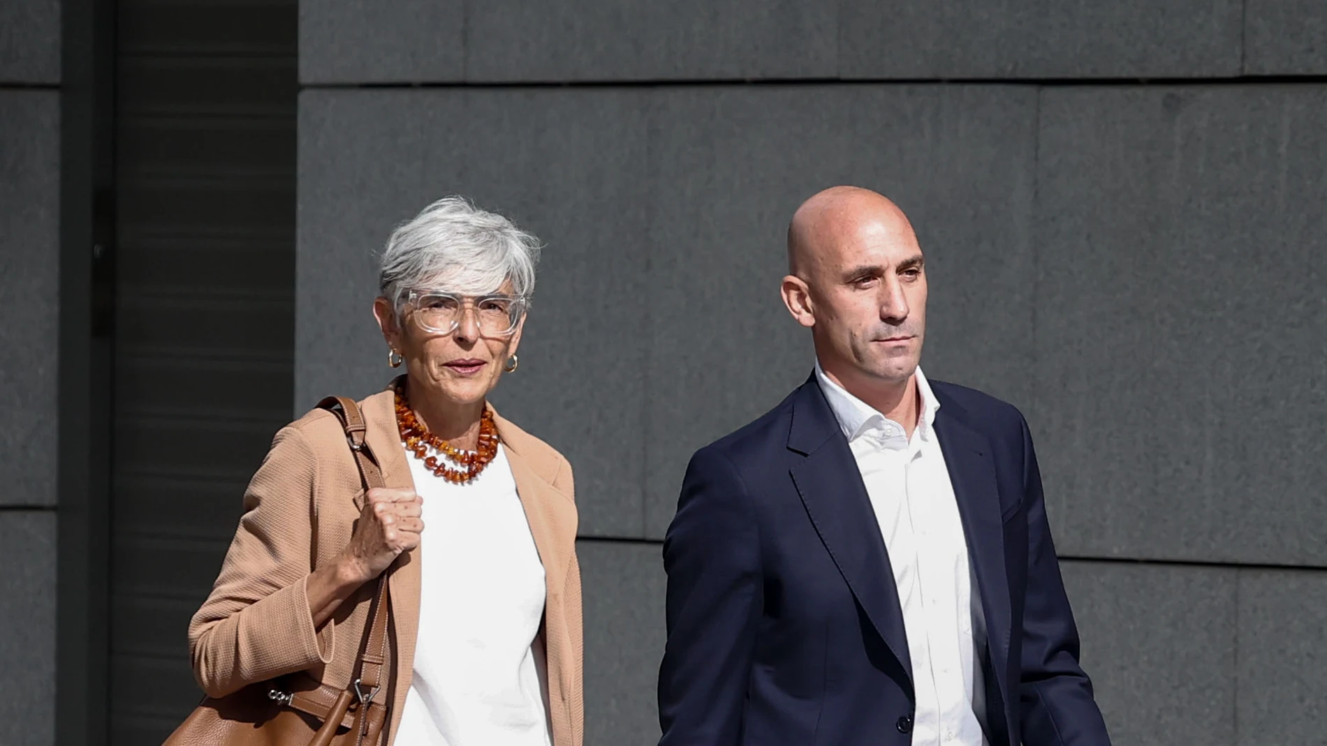 GRAF818. MADRID, 15/09/2023.- El expresidente de la Real Federación Española de Fútbol (RFEF) Luis Rubiales (d), llega a declarar este viernes como investigado por presunta agresión sexual y coacciones en relación al beso que le dio a la jugadora Jenni Hermoso tras la final del Mundial en Sídney. EFE/ Sergio Pérez