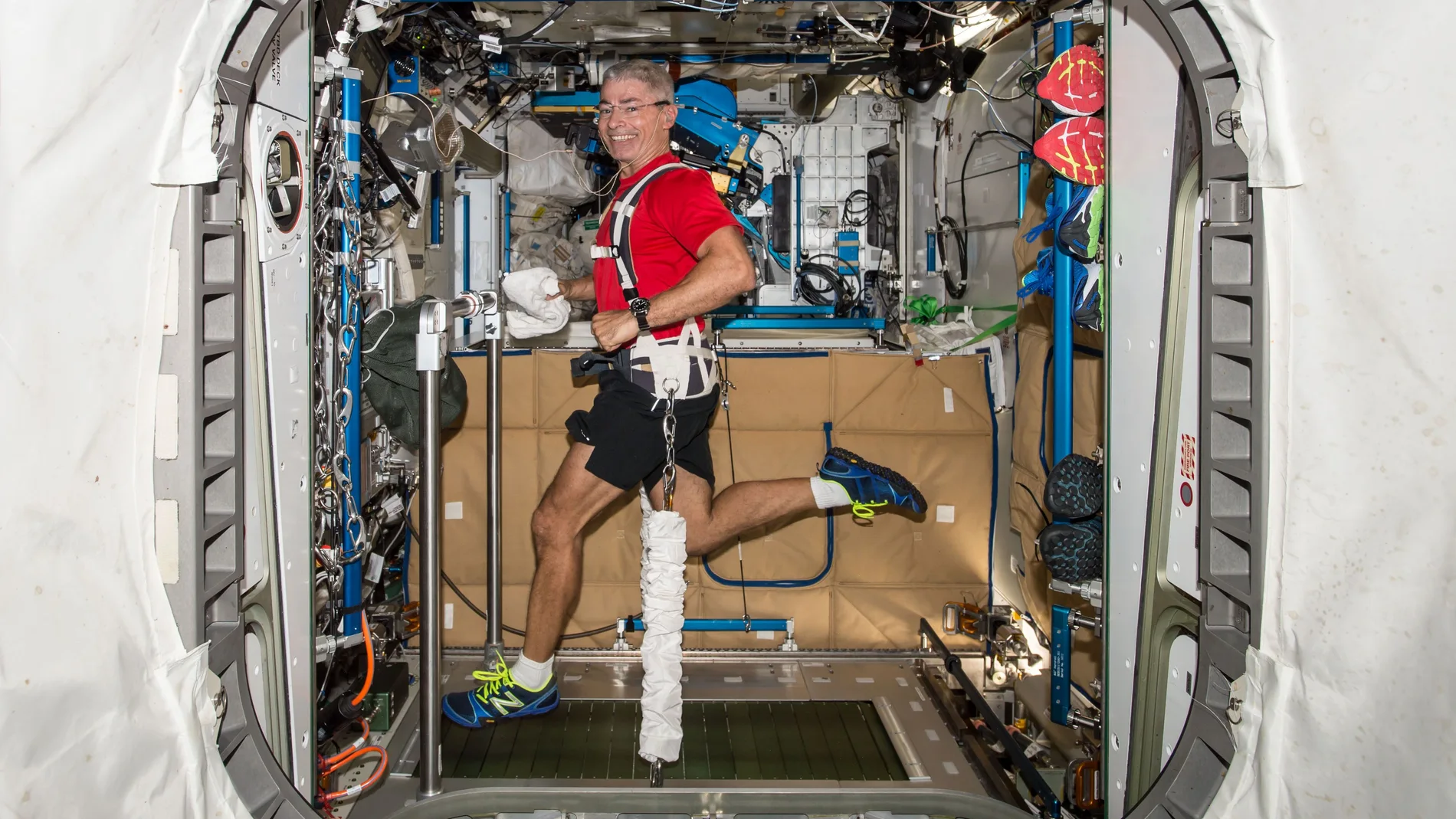 El astronauta Mark T. Vande Hei hace ejercicios en la cinta de correr de resistencia, en una imagen de archivo de la NASA