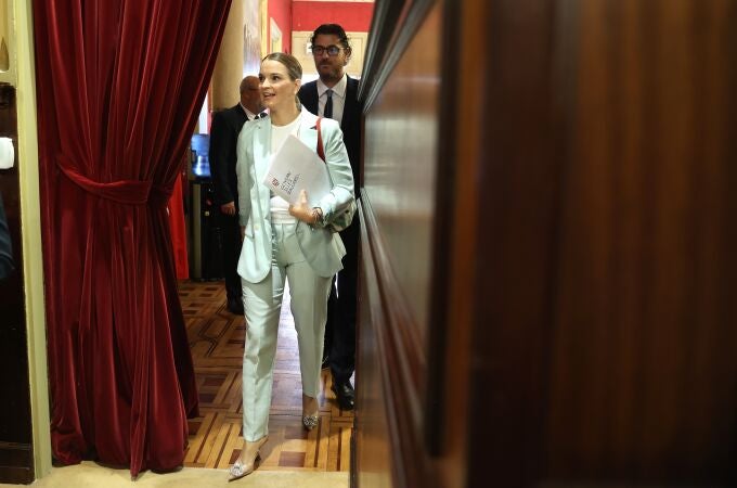 La presidenta del Govern balear, Marga Prohens a su llegada a una sesión de control en el Parlament balear.