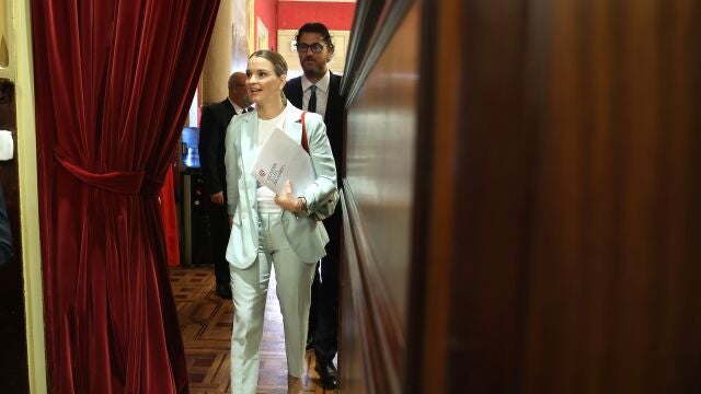 La presidenta del Govern balear, Marga Prohens a su llegada a una sesión de control en el Parlament balear.