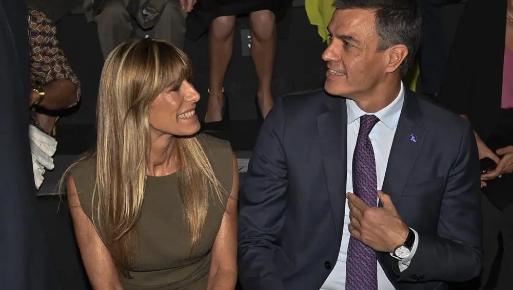 Begoña Gómez y Pedro Sánchez en el desfile de Hannibal Laguna en la MBFW de Madrid de 2023