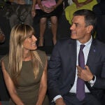 Begoña Gómez y Pedro Sánchez en el desfile de Hannibal Laguna en la MBFW de Madrid de 2023