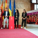 La jugadoras de la selección española de Fútbol, Alba Redondo (d), Ivana Andrés (c) y Enith Salón (i) ,a su llegada al Palau de la Generalitat donde han posado, junto al presidente Mazón (c) y el vicenpresidente Vicente Barrera con la copa de campeonas del Mundo 