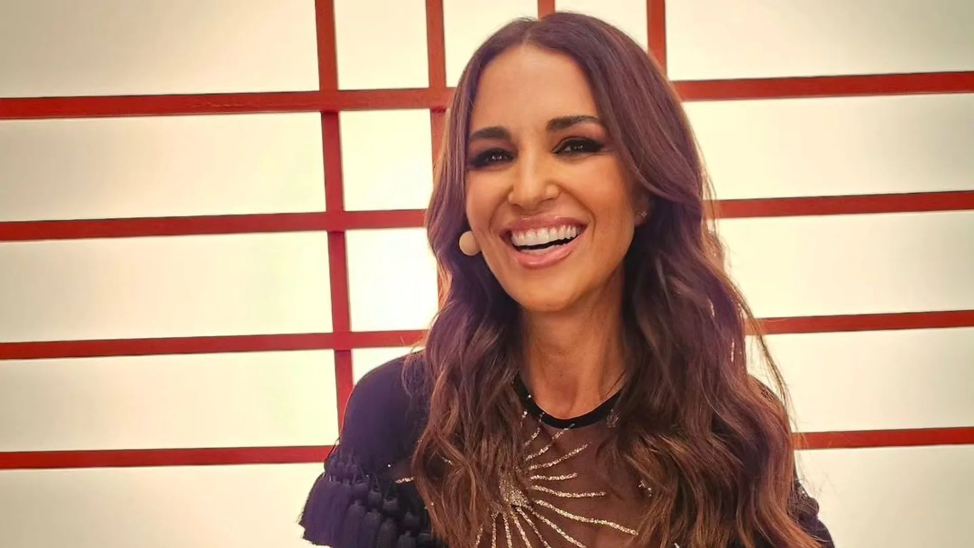 Paula Echevarría con vestido de gala y botas cowboy.