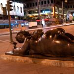 'Mujer con un espejo'. Escultura del artista colombiano Fernando Botero ubicada en Madrid,