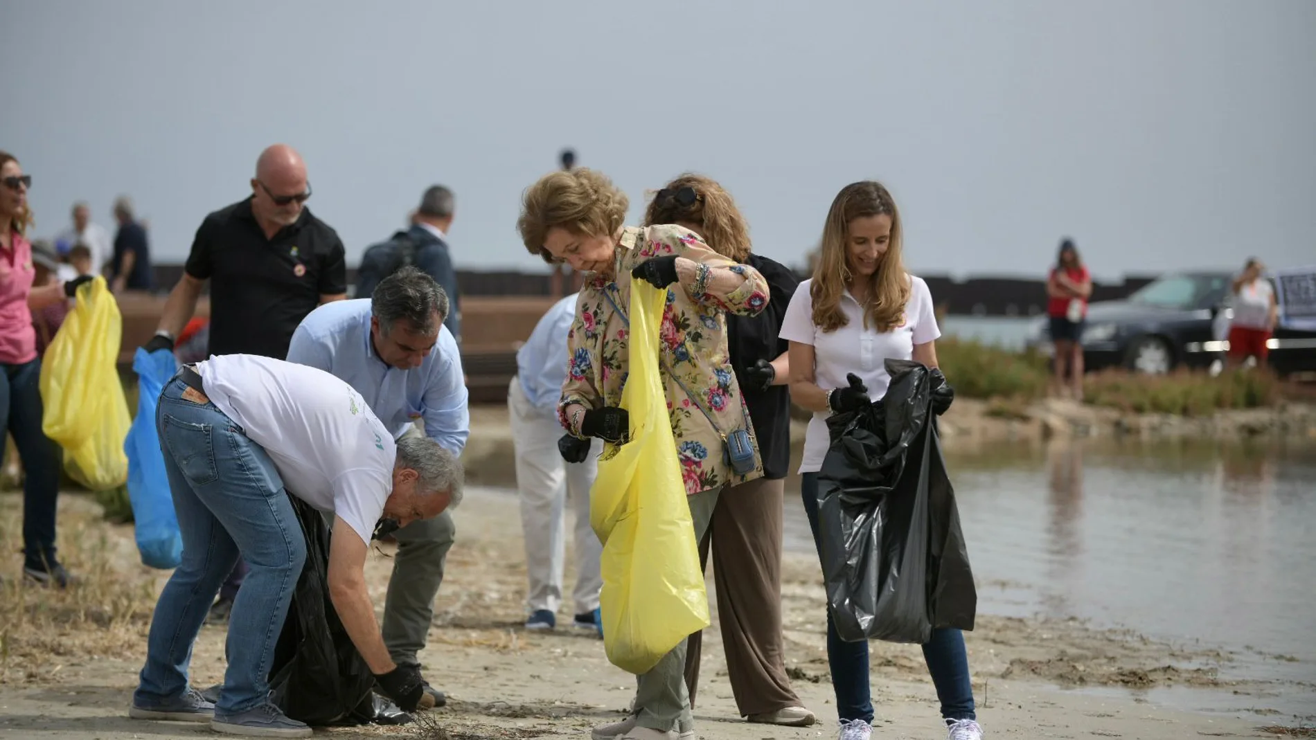 El consejero de Medio Ambiente, Universidades, Investigación y Mar Menor, Juan María Vázquez, junto a S.M. la Reina Sofía en San Javier con motivo del inicio de la campaña de limpieza de entornos marinos '1m2 por las playas y los mares' del proyecto LIBERA
