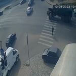  Trágico incidente en Lugansk: Un camión militar ruso atropella a un peatón y nadie interviene