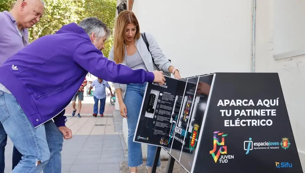 La concejal delegada especial de Juventud, Carolina del Bosque, ha procedido a la inauguración de los aparcamientos para patinetes eléctricos que el Ayuntamiento ha instalado en el Espacio Joven Norte y en el Espacio Joven Sur de la ciudad.