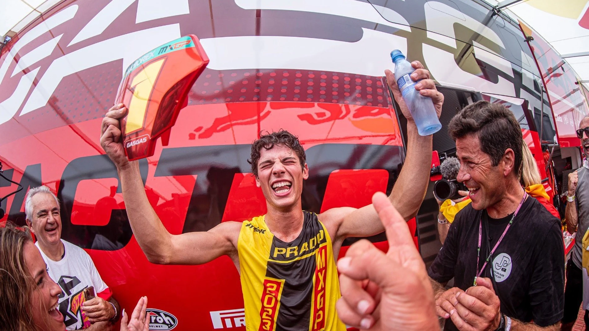 Jorge Prado celebra su título mundial de MXGP