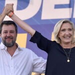 El líder del partido italiano Lega, Matteo Salvini, con la presidenta del partido francés Rassemblement National, Marine Le Pen, se dan la mano
