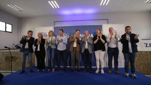 Mañueco saluda a los asistentes al acto del PP en Zamora junto a Blanco, Barrios , Faúndez y Vázquez, entre otros