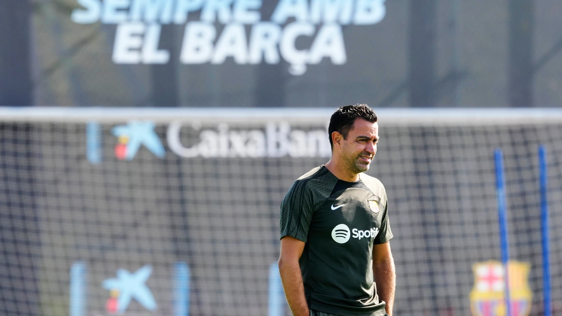 GRAFCAT4075. BARCELONA, 18/09/2023.- El entrenador del FC Barcelona, Xavi Hernández, durante el entrenamiento que el equipo azulgrana ha realizado en la ciudad deportiva Joan Gamper para preparar el partido de Liga de Campeones que el Barça disputa mañana ante el Royal Antwerp. EFE/Alejandro García