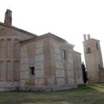 Iglesia mudéjar con la torre al lado en Muriel de Zapardiel